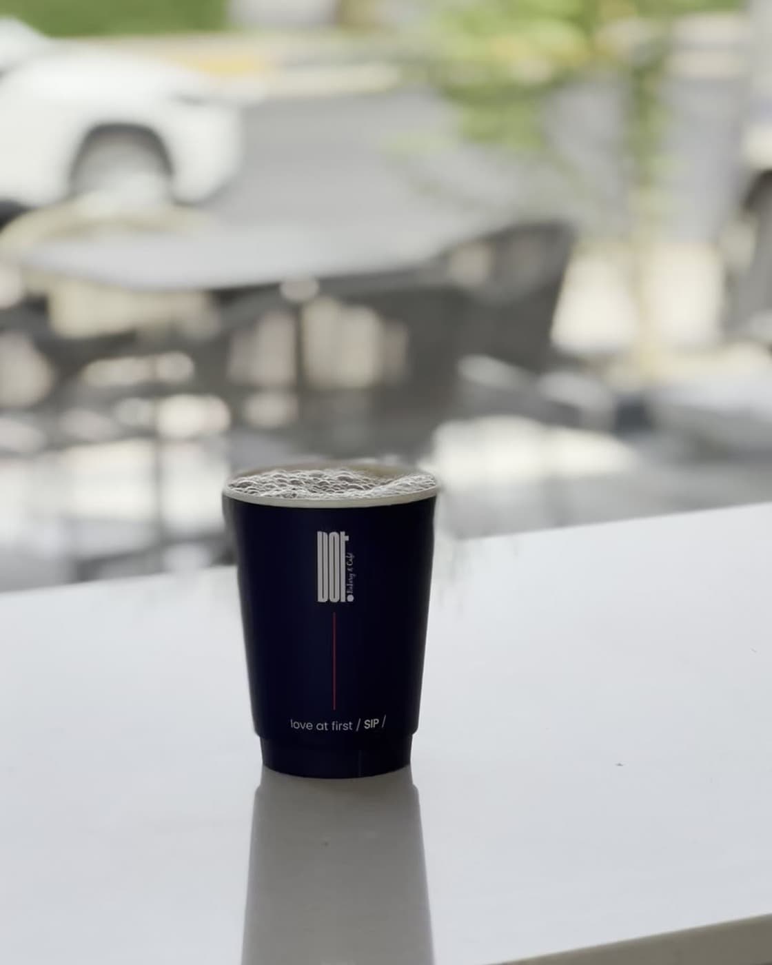 Kikombe cha kahawa ya V60 kutoka Dot Bakery & Cafe